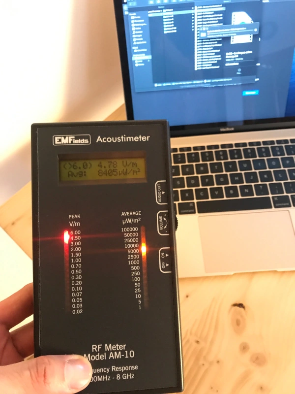Rayonnement d'un ordinateur portable connecté en Wi-Fi. Mesures des Hyper Fréquences à proximité d'un ordinateur portable connecté au réseau en Wi-Fi.